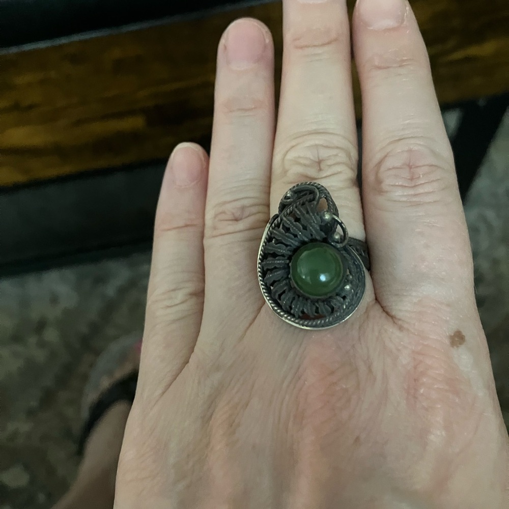 Antique-Style  sterling Silver Ring with Green Jade